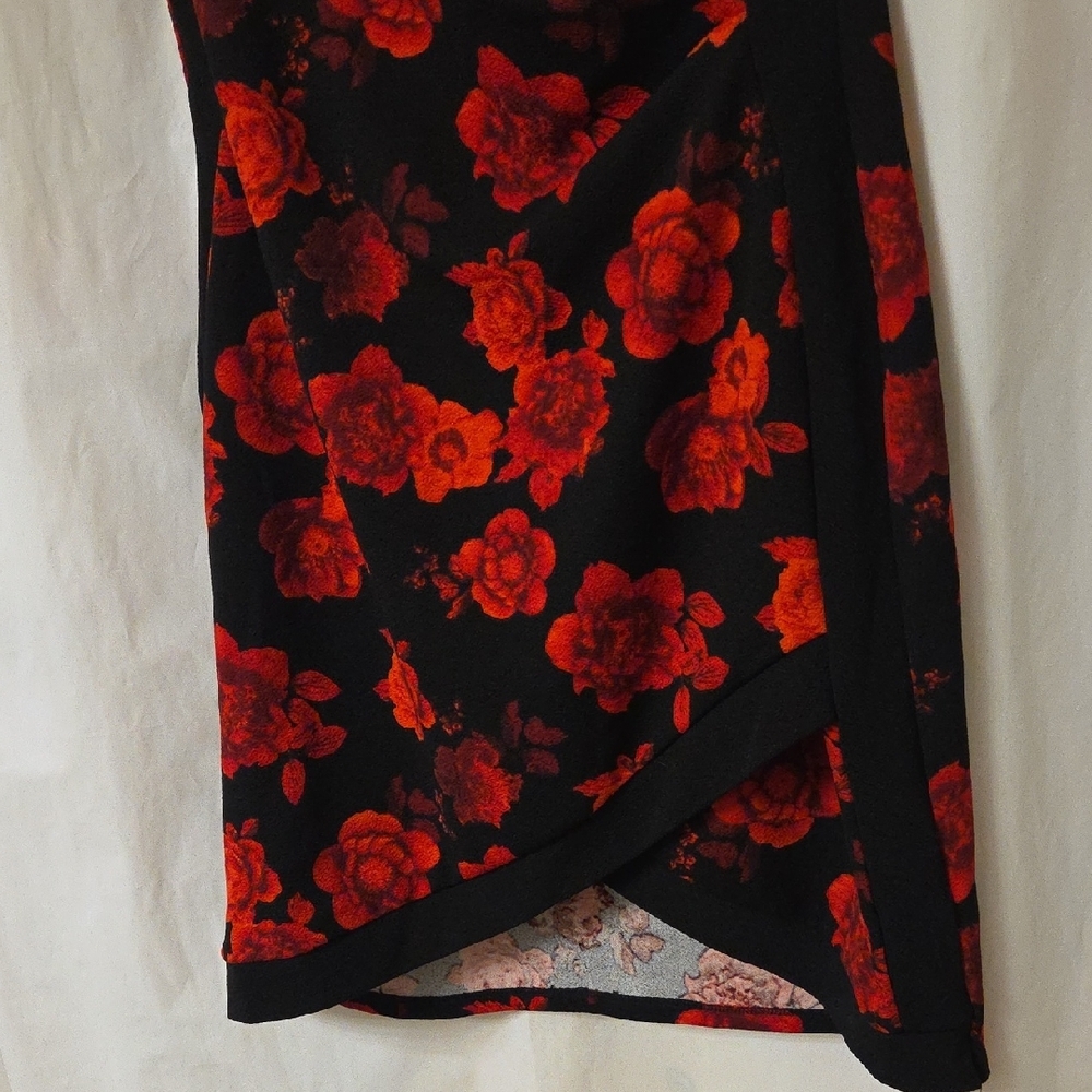 Almost Famous Black Dress with Red Floral Print - Picture 3 of 5